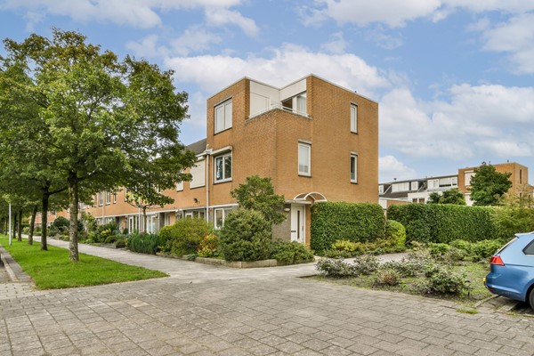 Royale hoekwoning met 4 slaapkamers, een voor-, zij- en achtertuin en gelegen aan een brede laan op een uitstekende locatie in Amstelveen Westwijk. 